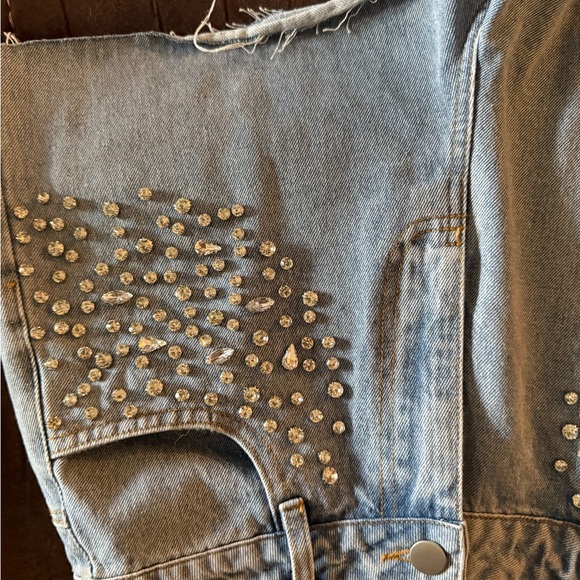 Cloud Ten Jean shorts. Crystal embellishments. NWT. Super cute! Size medium - Picture 10 of 14